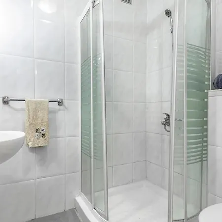 Near The With A Huge Terrace Patio, Wifi And Parking Apartamento *